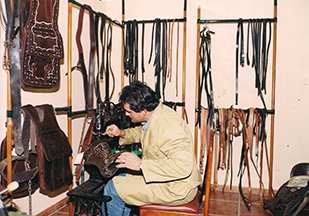 CordobaShops's tweet photo. #Mayo es el mes de fiestas y romerías 💃, en la tienda online del Taller artesanal del cuero #BlancaPiel tienen todo lo que necesita tu caballo🐴y el caballista 💯% artesano by #BartoloméBlanca https://t.co/GjZNohiz3i
#Alforjillas #Polainas #zahones @MadeinAndalucia @dipucordoba https://t.co/1AwYRDgjEv