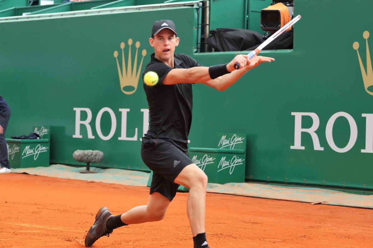 WeAreTennisFR's tweet photo. OH Domi ! 
Dominic #Thiem met à la porte Novak #Djokovic dès les 8èmes de finale 6-7 6-2 6-3. Surprenant ou pas ? #MonteCarlo https://t.co/45Q4mK31CI