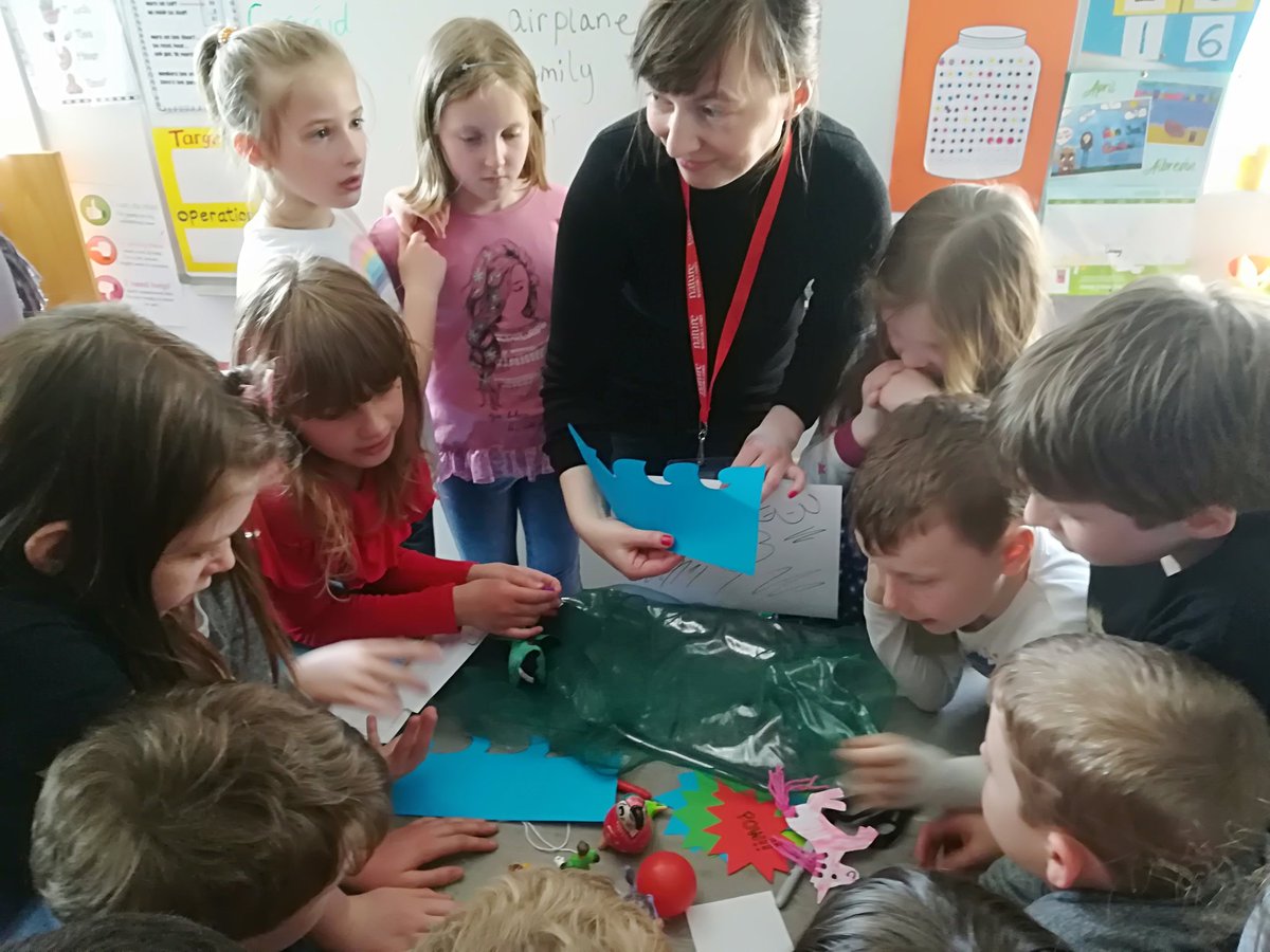 getns2nd's tweet image. Creative juices flowing here in 2nd Class 1! Question: how many still images does it take to make a 1 second clip in a Stop Motion Animation?! 👁️💥💫🌅 #CreativeAnimators #brainstorming #12seconds