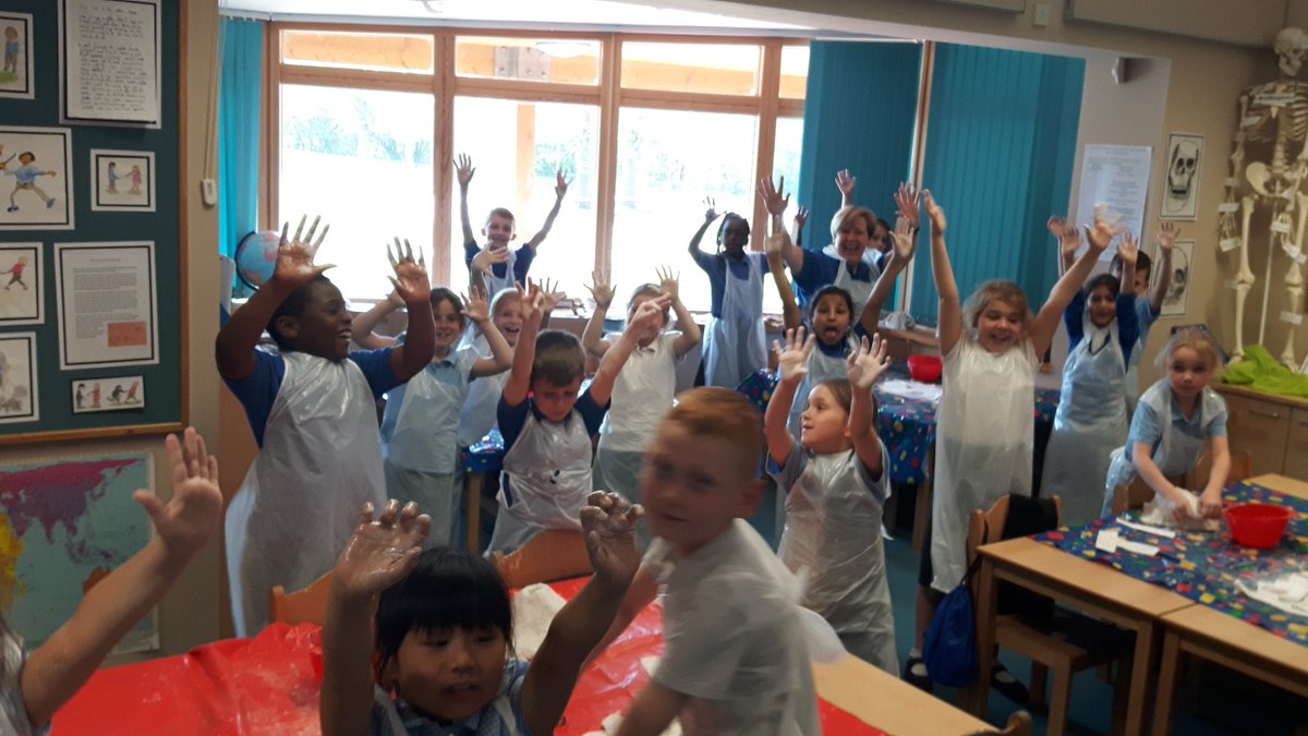 CanklowWoods's tweet photo. Year 3 have had a very messy afternoon making Mod Rock volcanoes #science #art #messychildren https://t.co/i4hI8ribXj