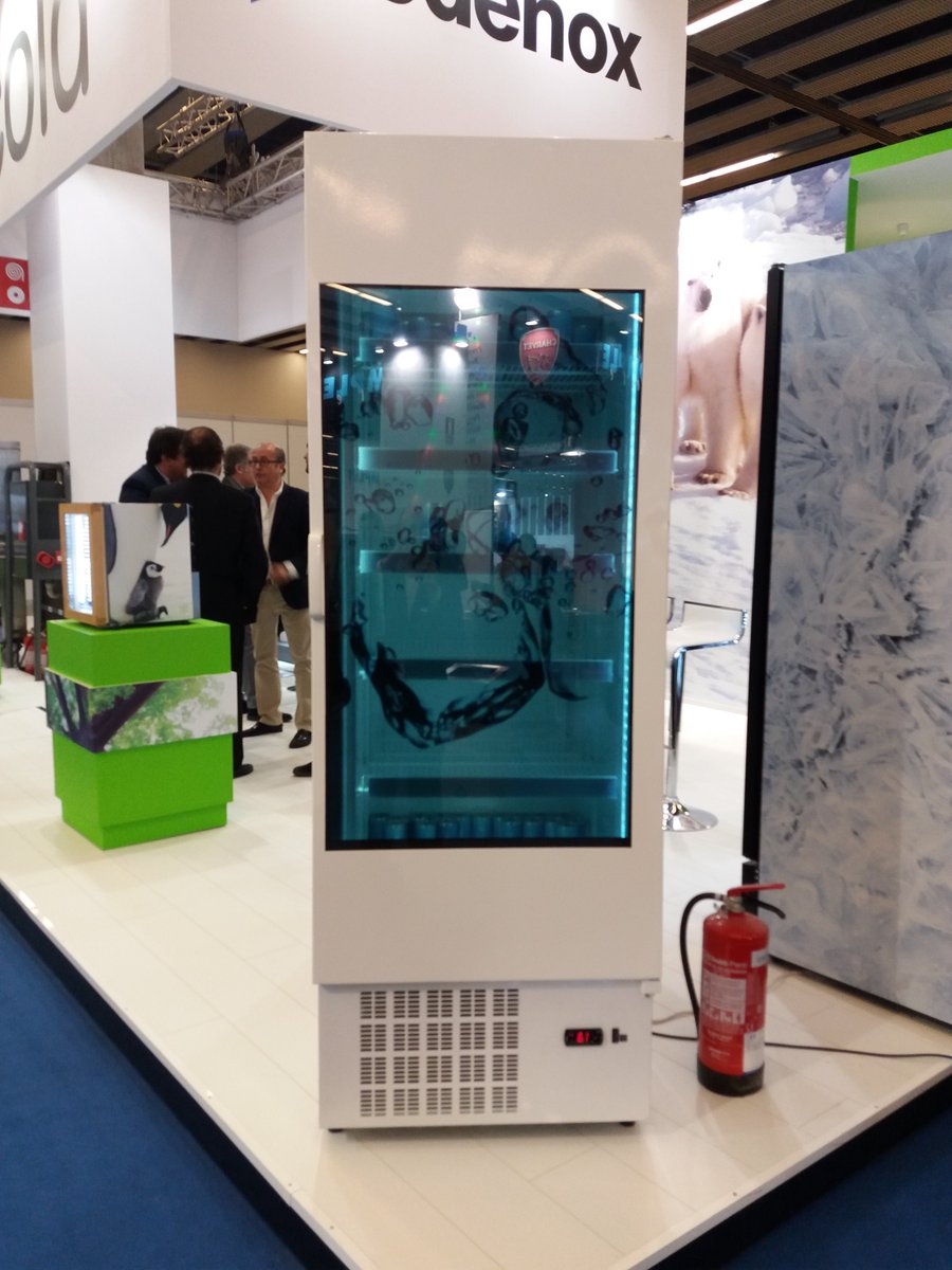 InnovaPOS's tweet photo. Tecnología de @InnovaPOS en la feria de @Hostelcobcn. Transformación de un Cooler de Efficold en una plataforma publicitaria integrando el gestor de contenidos de @InnovaPOS https://t.co/e4i6Oh2A0P