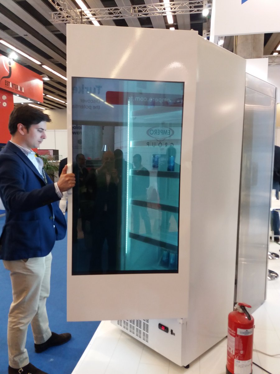 InnovaPOS's tweet photo. Tecnología de @InnovaPOS en la feria de @Hostelcobcn. Transformación de un Cooler de Efficold en una plataforma publicitaria integrando el gestor de contenidos de @InnovaPOS https://t.co/e4i6Oh2A0P