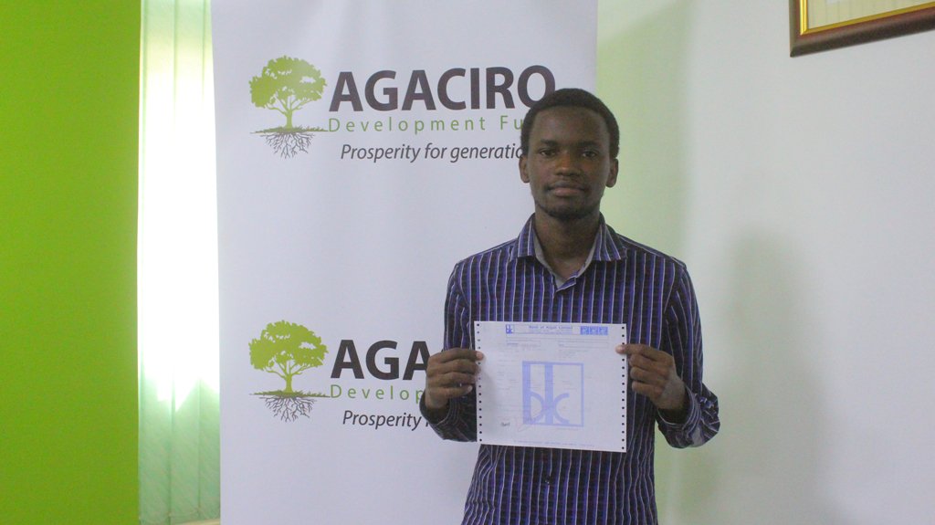 AgaciroFund's tweet photo. Augustin Faraja, student at UR, came to AGDF offices to give his contribution. This is the money he has saved from his scholarship. We  appreciate his patriotism. @IGIHE ,@rbarwanda ,@TV10Rwanda, @flashfmrw https://t.co/kd5upCSU4b