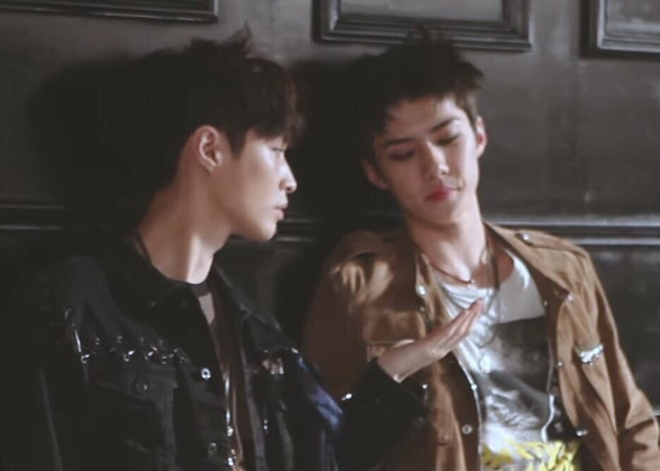 HunLayLand's tweet photo. #HunLay #SeXing ชอบสายตาเซฮุน ก่อนเเละหลังจับมือพี่อี้ชิง คิดถึงจัง 💕 #HunLayLand https://t.co/5xwmD5xRDP