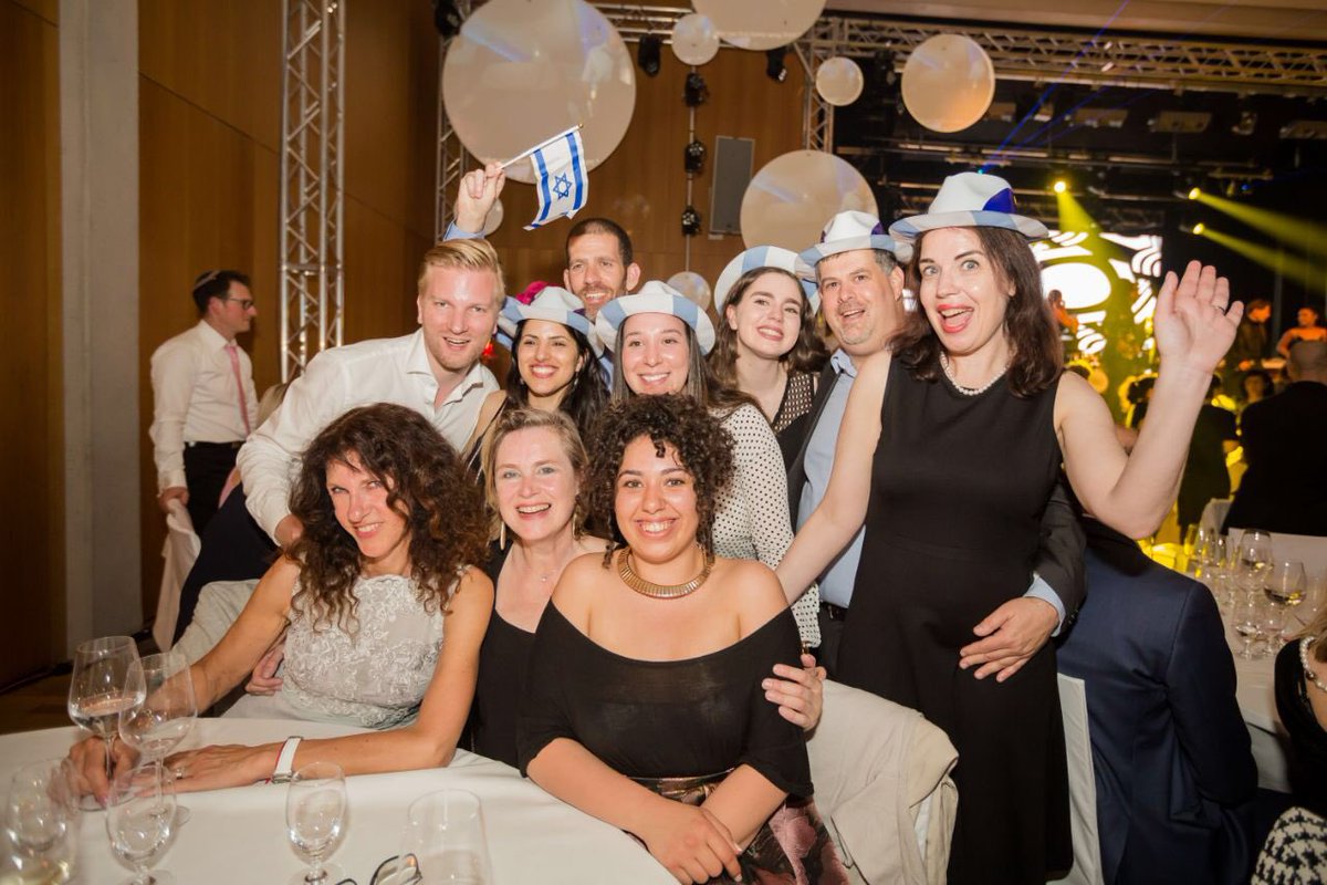 IsraelinMunich's tweet photo. Israel ist 70! Ein Grund zu feiern! Und das taten wir gestern in der Israelitischen Kultusgemeinde München und Oberbayern. Vielen Dank Präsidentin @Cha_Knobloch und allen Beteiligten für dieses wunderbare Fest! 
Happy Birthday Israel - am Israel chai! #70Israel https://t.co/dlYwvlajO8