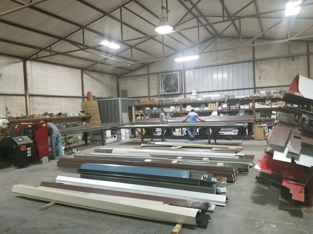 jagmetalsllc's tweet image. The team worked late to get this order out for @texassteeltech. Plus, c\o our new semi! #PBRpanels #metalbuildingsupplier #weatherfordtx