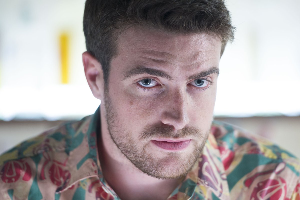 Esta noche en #Fugitiva3 llega a <a href="/fugitivatve/">Fugitiva</a> Rayco,  atentos a la barra  que nos vamos de #fiesta y mucho mejor si además es en #Benidorm ☀️

#mirada by @merida_Raul
📷<a href="/irenemeritxell/">Irene Meritxell</a>