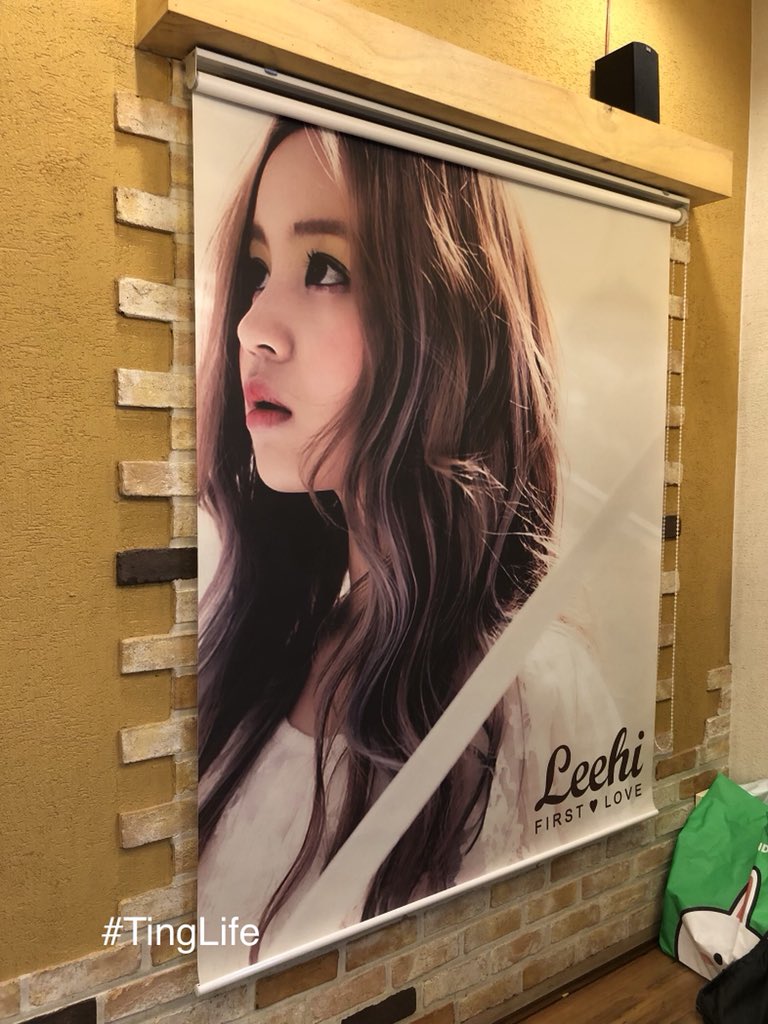 KoreanTingLife's tweet photo. ได้เจอออมม่าตัวจริงเสียงจริงด้วยแหละ พอรู้ว่าเป็นติ่งน้องฮาอีจากเมืองไทย ออมม่าก็เปิดโปสเตอร์รูปน้องให้ดูใหญ่เลย (ปกติคือจะแอบเก็บม้วนเอาไว้ 5555) แถมพนักงานก็ยังสะกิดให้ดูอีกว่าเนี่ย ออกรายการ Weekly Idol ด้วยนะปูดองร้านเนี้ย 😂

#รีวิวเกาหลี #TingLife https://t.co/MLx8ynZhu1