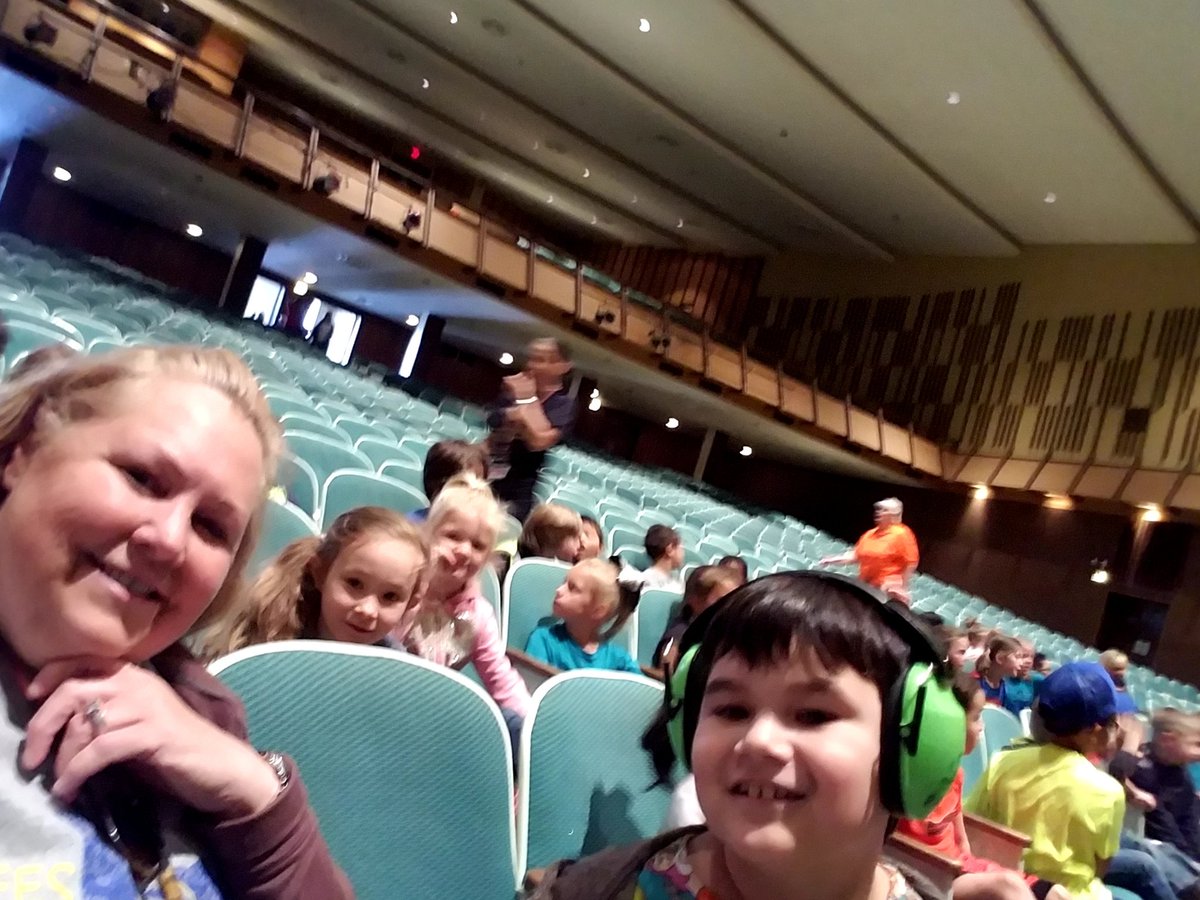 susanbase11's tweet photo. Field trip with my buddy. #followingfowler #stephenfite #field tripday https://t.co/Zz2Cu2YsCP