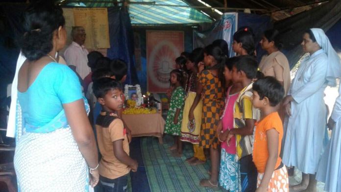 garikaalan's tweet photo. In #Keppapulavu: protesting villagers of #Keppapulavu in #Mullaithivu also commemorated #Annai #Poopathy for her sacrifice to #Tamil struggle by following Non violence;protesters vowed to continue their protest until justice served to them by returning their occupying lands. https://t.co/VnjC1hSrf8
