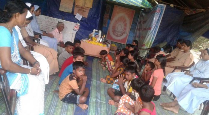 garikaalan's tweet photo. In #Keppapulavu: protesting villagers of #Keppapulavu in #Mullaithivu also commemorated #Annai #Poopathy for her sacrifice to #Tamil struggle by following Non violence;protesters vowed to continue their protest until justice served to them by returning their occupying lands. https://t.co/VnjC1hSrf8