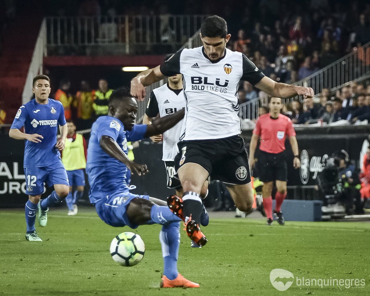 _1919VCF's tweet photo. Yo lo siento mucho por los mesetarios que se puedan sentir ofendidos, pero lo que le hacen a Guedes fin de semana sí y al siguiente también es una vergüenza. Si esto no es roja que se lo hagan a Messi o CR. https://t.co/S5I54pbsJi