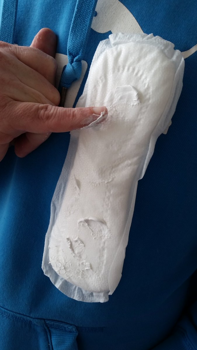 blankepit's tweet photo. Voor het kitten: waar laat je de kit nadat je die hebt uitgesmeerd? Andere doekjes (en keukenrol cq. wc-papier) blijven kleven aan je vingers maar... tádááá... maandverband niet! En het plakt zo handig op je klustrui! #klustips https://t.co/THPffDkq5e