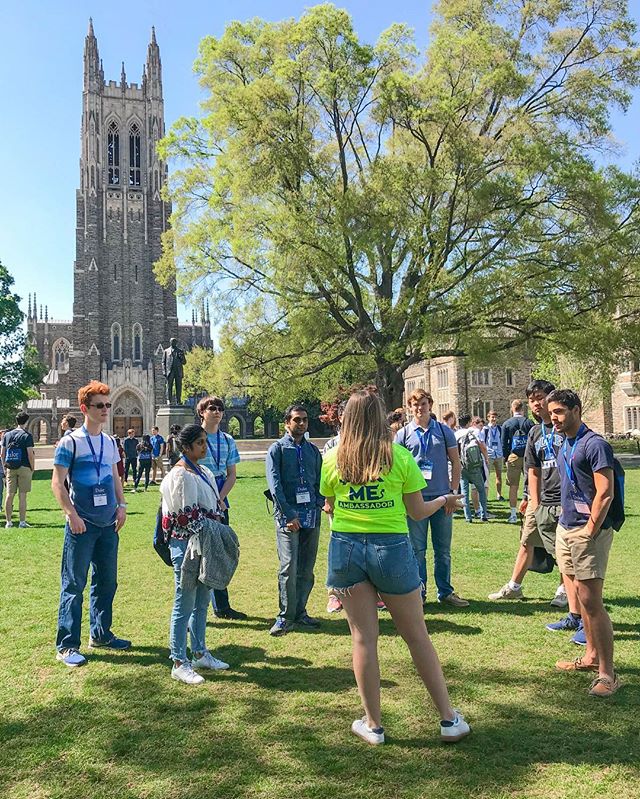 DiscoverDuke's tweet photo. It’s a perfect day for a campus tour! #Duke2022 #BDD2018 😈💙 https://t.co/zPYFEJ1D9U