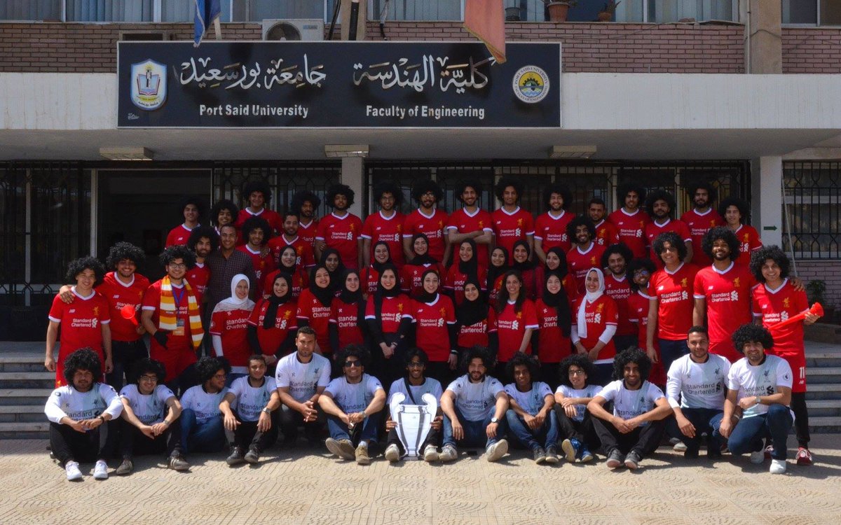 FilGoal's tweet photo. نجاح محمد صلاح مع ليفربول أصبح جزءًا من نجاح أي مصري، حتى في حفل التخرج 👏

حفل تخرج كلية الهندسة لجامعة بورسعيد بـtheme محمد صلاح .. تيشيرت ليفربول والشعر المجعد المميز لمومو واسمه مكتوبًا على أرض الجامعة "صلاح" 😅

@22mosalah https://t.co/skkqm5XDWI