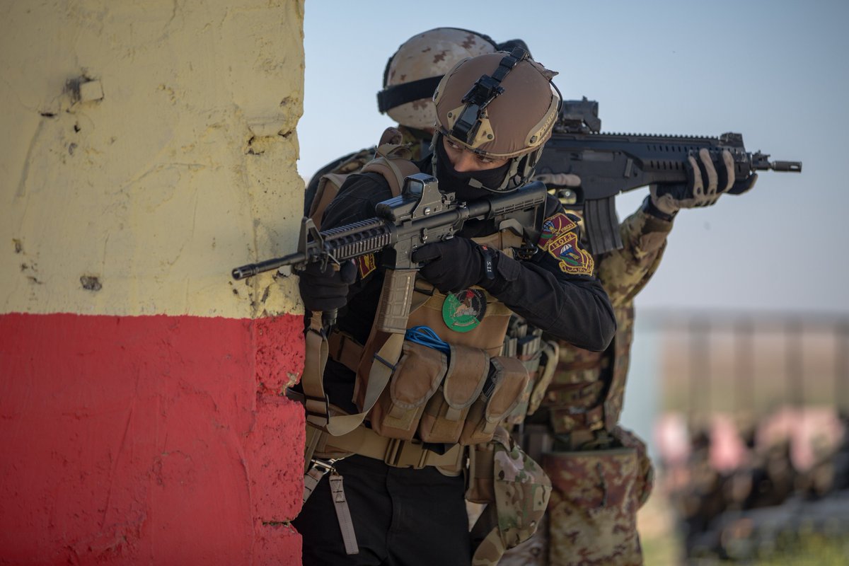 My brother’s keeper.

A member of the Iraqi 🇮🇶 counterterrorism force peeks around a corner while an Italian 🇮🇹 soldier, deployed in support of Operation #InherentResolve, scans an adjacent building during training in #Mosul, #Iraq. #KnowYourMil
