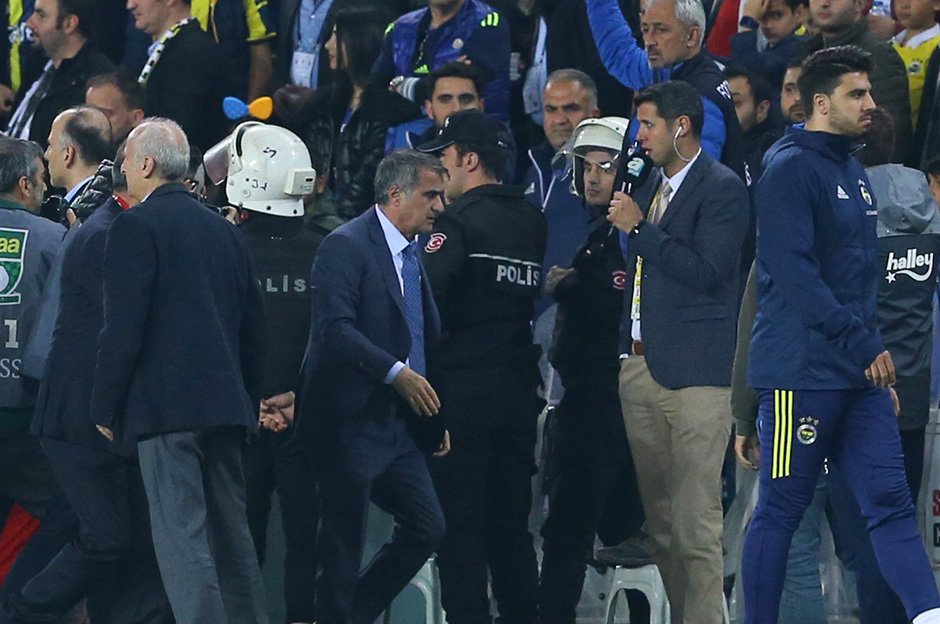 Брошенный в голову тренера Бешикташа предмет прервал полуфинальный матч Кубка Турции - изображение 7