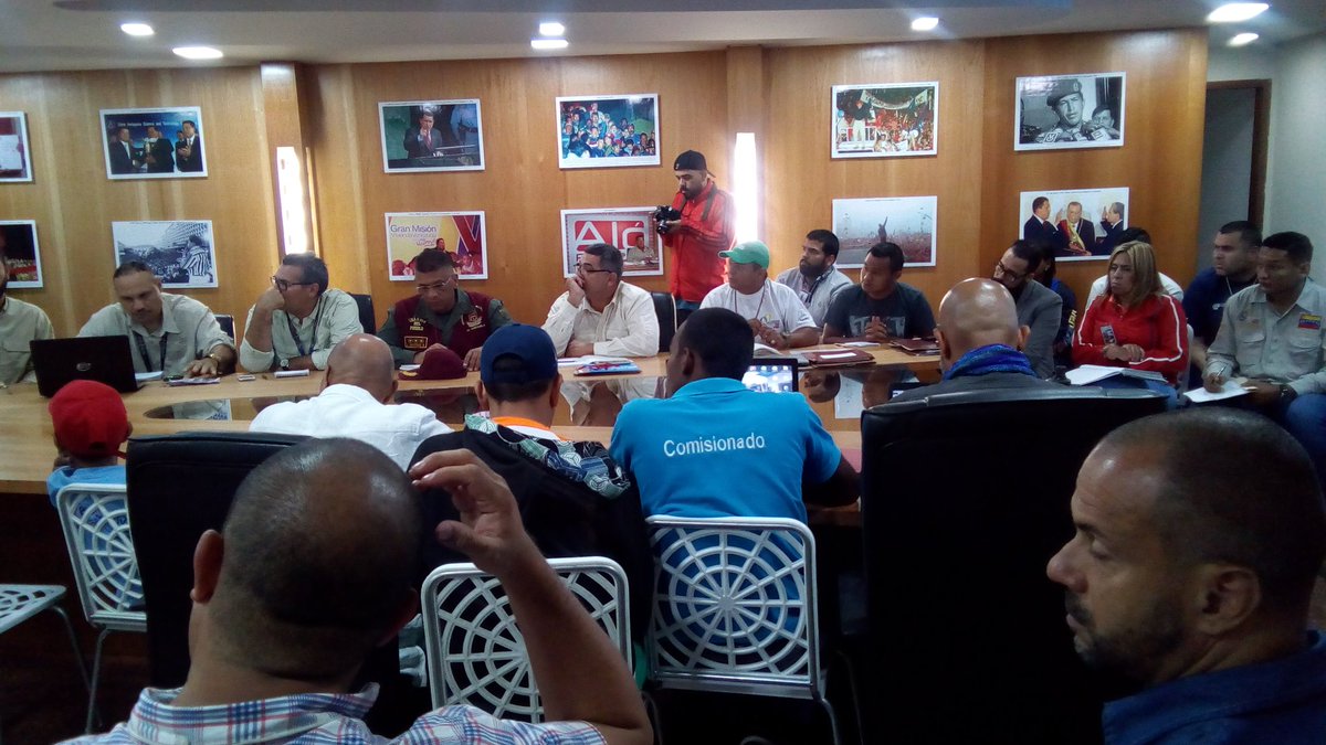 MPV_Lara's tweet photo. Somos la Gran Maquinaria 4x4 #TropaDePazYVida junto a .@mimouvargas Rumbo a las Elecciones Presidenciales 2018 #VamosNico .@DPazyVida .@AsuntosDPaz .@NicolasMaduro .@ConCiliaFlores .@ConElMazoDando .@gestionperfecta .@FunMovPazyVida .@GestionGob_Lara https://t.co/vcrGnLaSvd