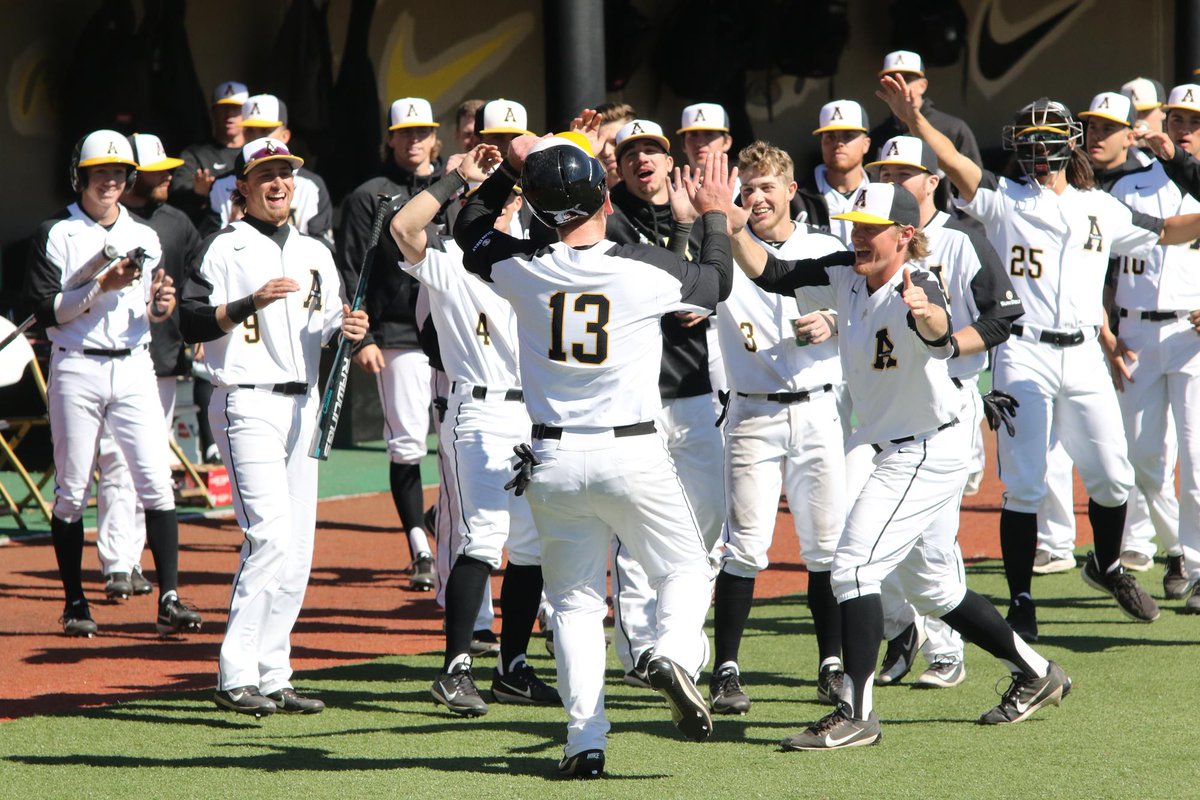 appstatesports's tweet image. Gimme five! ✋ #NationalHighFiveDay #GoApps