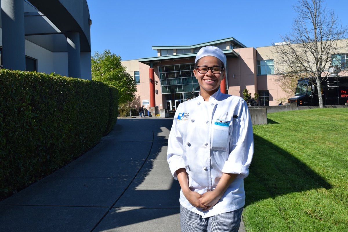 SouthSeattleCC's tweet photo. ☀️Sun's out, Otters out! It's been a beautiful week here on campus, check out these Southies soaking up the sunshine! #SouthSmiles #LifeatSouth https://t.co/QB4BUVnT5m