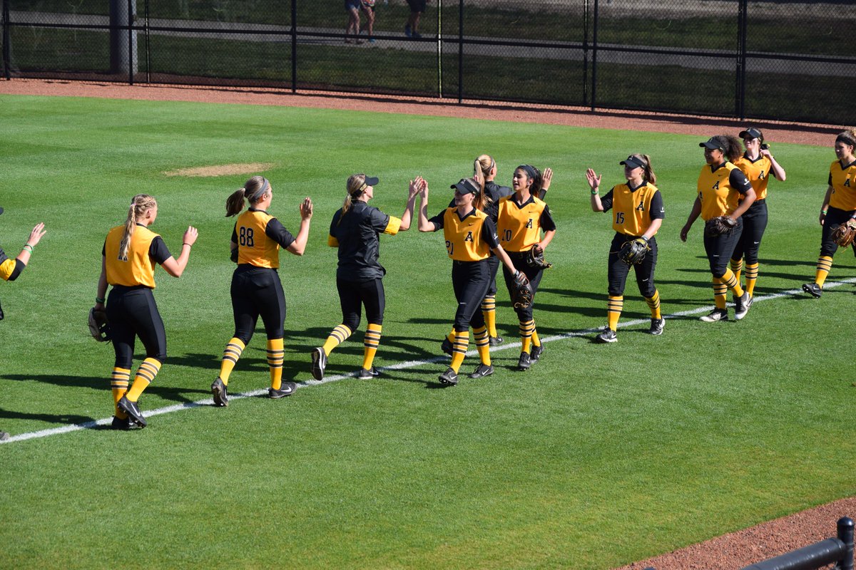 appstatesports's tweet image. Gimme five! ✋ #NationalHighFiveDay #GoApps