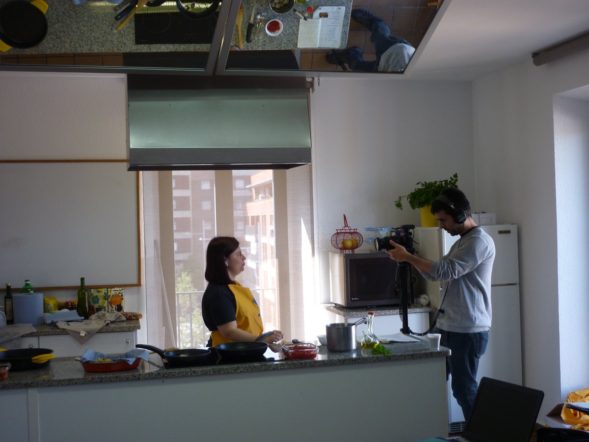 MontseAulinas's tweet photo. Day4 of @EasyCookingTeam seminar learning from ARCIL #Portugal #CarnePorcoAlentejana & #Tigelada @EUErasmusPlus project #HealthyFood w/ @pleicat recording! https://t.co/9toN34MQkD