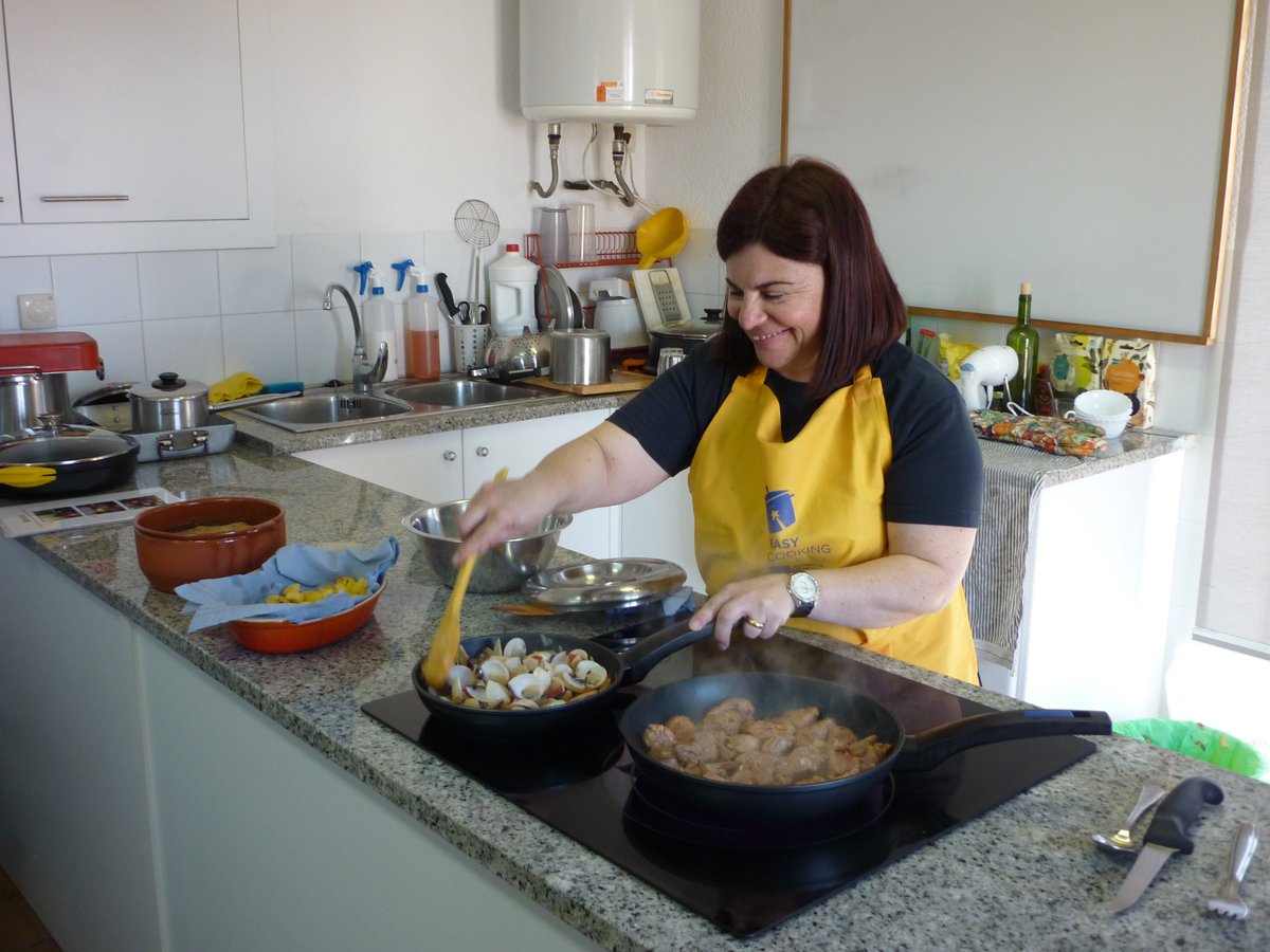 MontseAulinas's tweet photo. Day4 of @EasyCookingTeam seminar learning from ARCIL #Portugal #CarnePorcoAlentejana & #Tigelada @EUErasmusPlus project #HealthyFood w/ @pleicat recording! https://t.co/9toN34MQkD