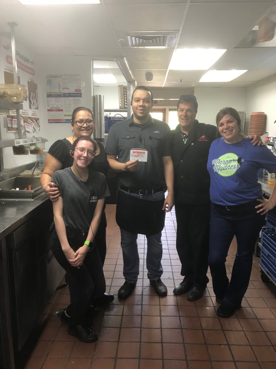 SabinaBob's tweet photo. #todayschilis. It’s a great day at Chili’s when guests stop you and tell you how awesome this restaurant performs. Charles at Olympia parkway gives great service and hospitality to every guest. Even providing Togo refills for guests leaving, every guest counts! https://t.co/kjgdlFTALZ