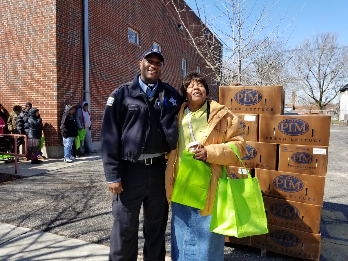 ChicagoCAPS07's tweet photo. Today's monthly food pantry with #FaithTemple, 7158 S. Peoria. Feeding the community every 3rd Thursday of the month from 10AM - 1PM https://t.co/kGZtEfPePq