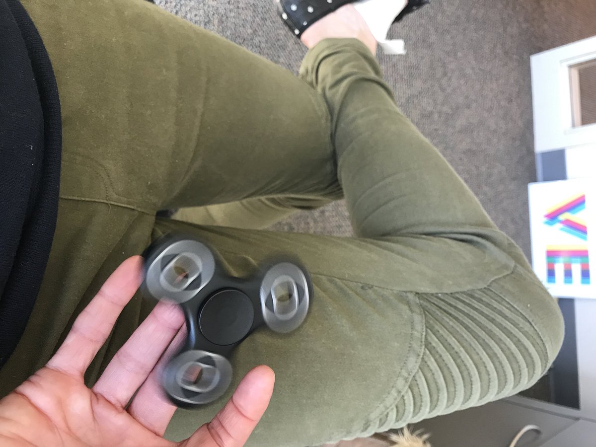 yogamoga23's tweet image. Playing with a fidget spinner while talking to your boss #worklyfe #imateenageboy