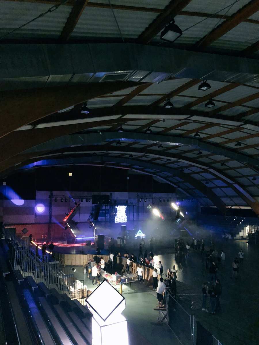 DYouenn's tweet photo. Début soirée en ... soirée étudiante. Ouverture des portes de @_Cathocalypse_ avec @nikoanimateur https://t.co/9i1wOZ7jox