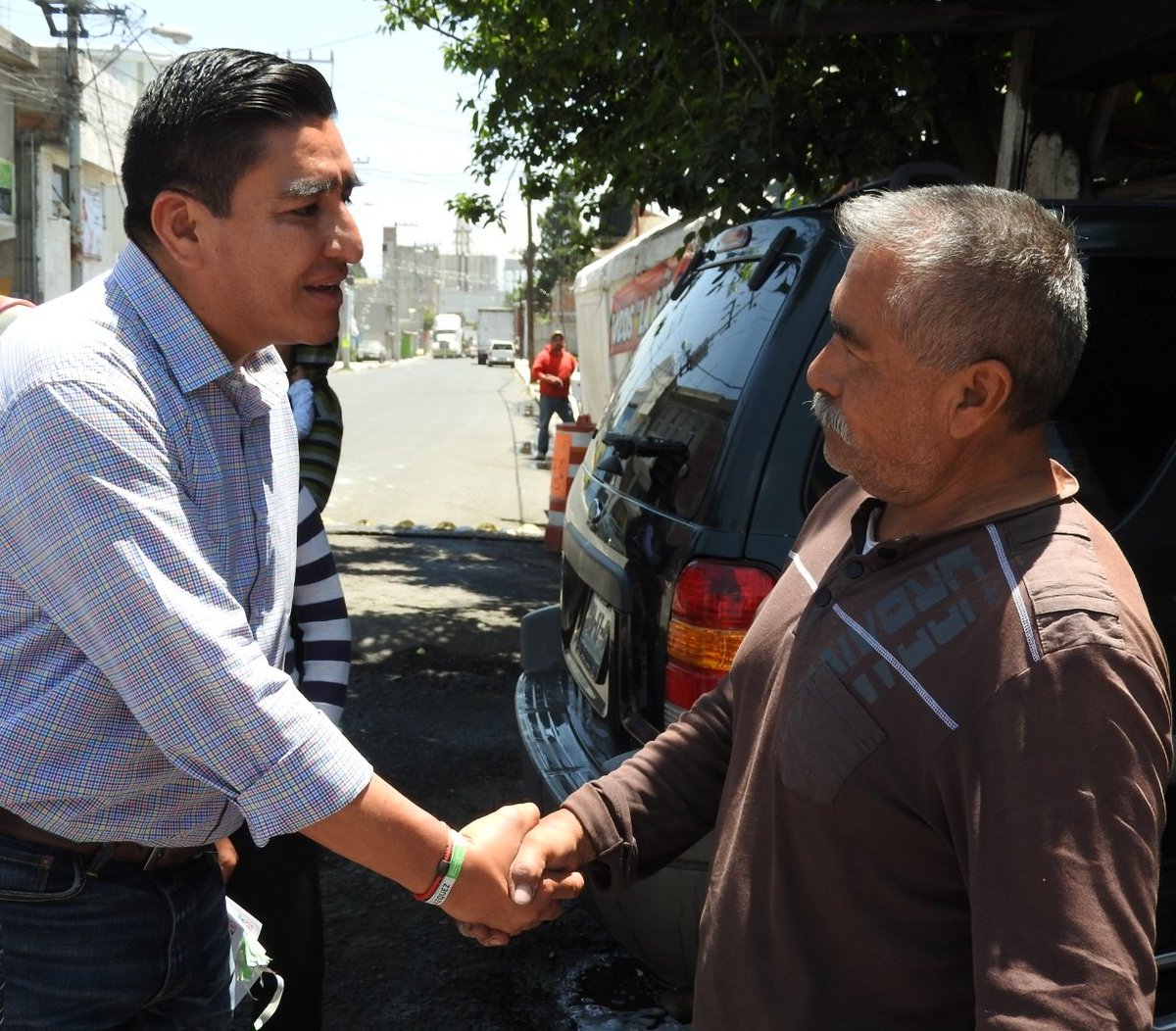 OmarVelazquezR's tweet photo. ¡La cercanía es y será permanente! ¡Aquí en «Los héroes» gana el trabajo y la unidad de los vecinos! #EresFuerte https://t.co/DX4Y420qPI