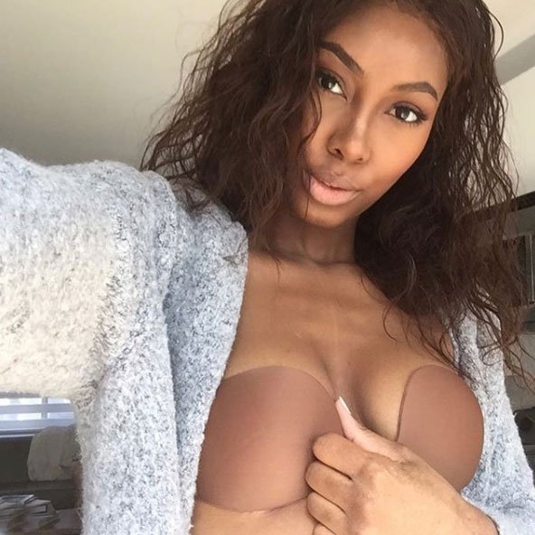 CGIntimates's tweet image. @iamnaomimelville looking 🔥 in our Adhesive Clip Bra. 
#cafeallday #stunning #solutiondriven #coverthosecoconuts 🥥🥥
