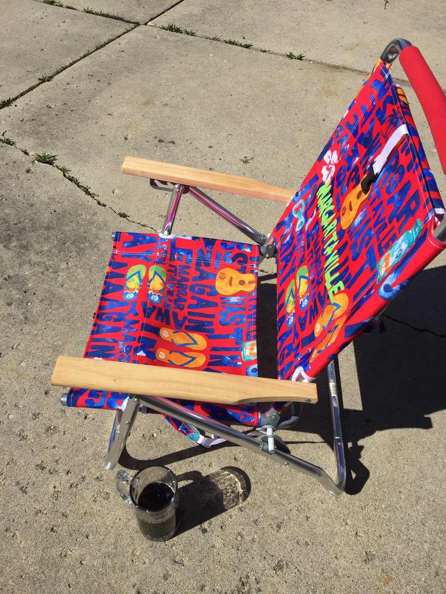 SLAPecon's tweet image. When the sun is finally out so you open a beach chair and hang out in your driveway because you&apos;re so sick of clouds and grey skies. #MichiganProblems