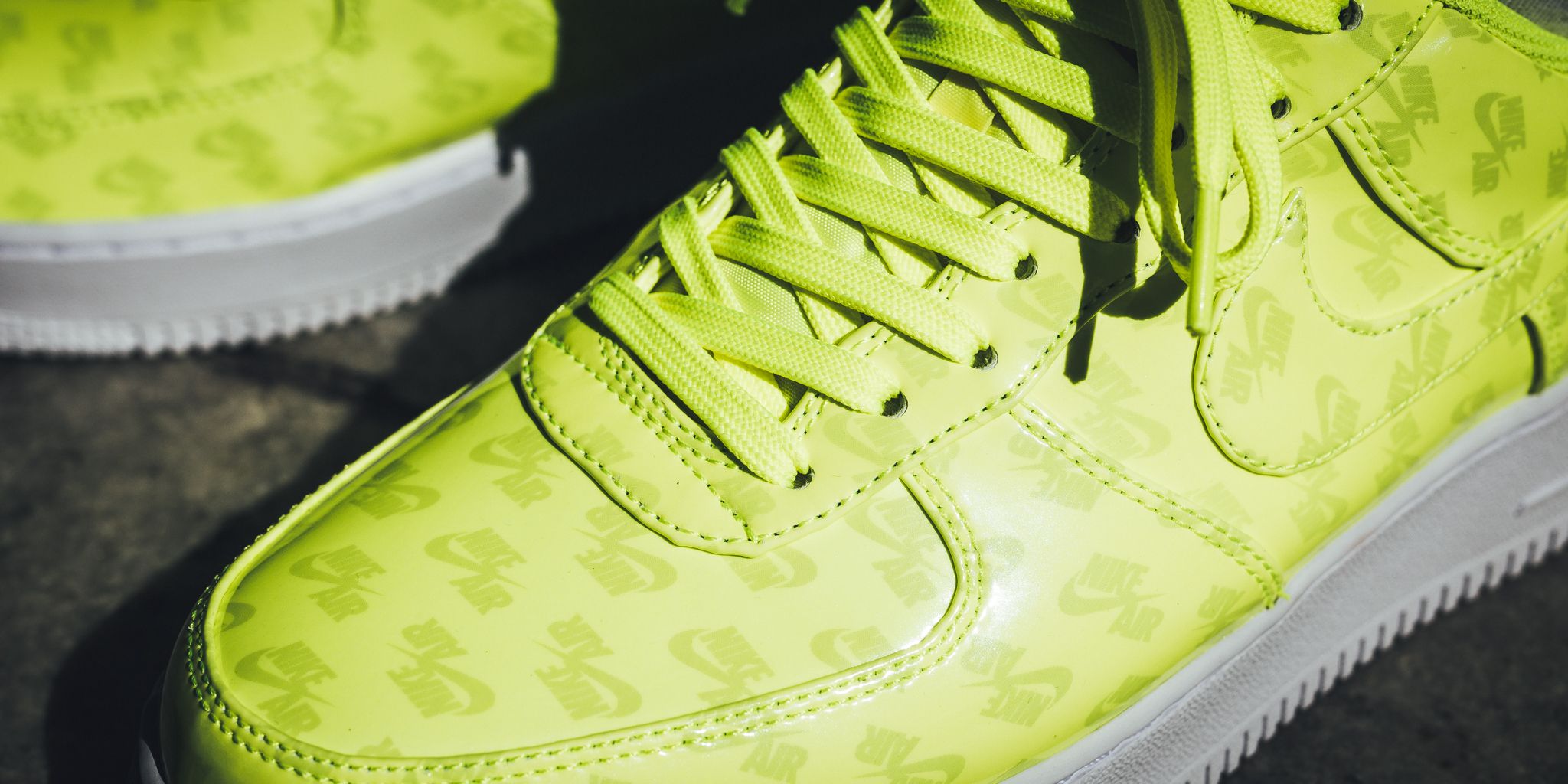 nike air force 1 lv8 uv volt