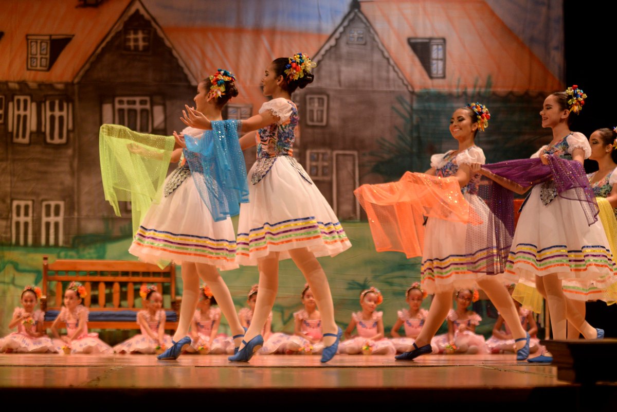 BalletRoyalty's tweet photo. Je vous souhaite une semaine colorée et extraordinaire 🎉
¡Que tu semana sea extraordinariamente colorida!🍭🍭🍭
Wishing u a colorful and extraordinary week 🎉
Desejando para vc td de bom nessa semana. Que seja colorida e extraordinária de mais! 🍓🌼🍂🍃🍄 https://t.co/qeUq7zLO63