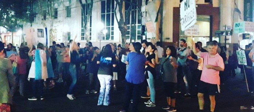 1PaisSF's tweet photo. #RuidazoNacional Anoche se sintieron cacerolazos en distintos puntos de San Fernando, en el centro, en Victoria y Virreyes contra los tarifazos. https://t.co/cxSq8V4TDQ https://t.co/PpXF7yH274