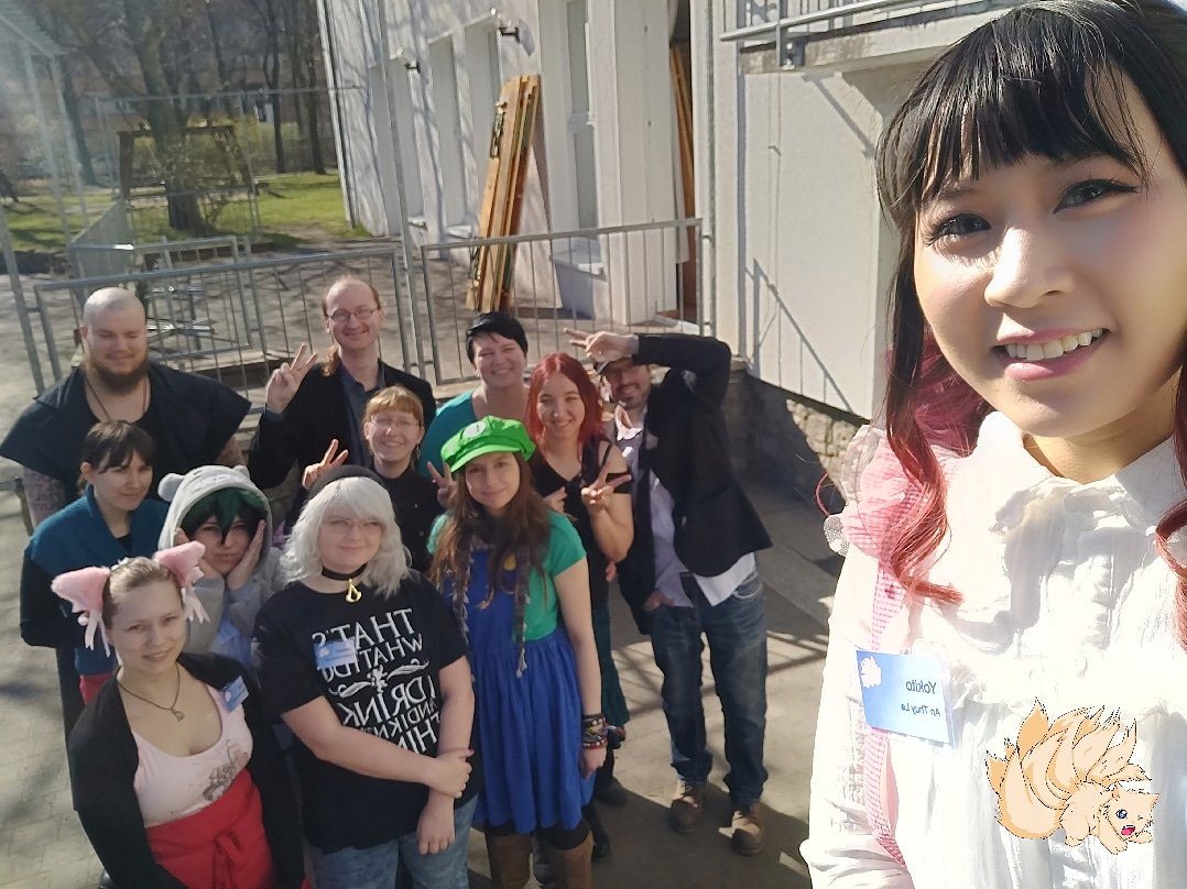 Das Geburtstag-Selfie des LAME-Team

Wir wollten euch nur noch einmal an unseren Selfie-Wettbewerb erinnern, der morgen bereits endet. Alle Infos zum Wettbewerb findet ihr auf unserer FBseite. Wir freuen uns auf eure Selfies vom 21.Geburtstags-LAME 
#golame #lameleipzig
