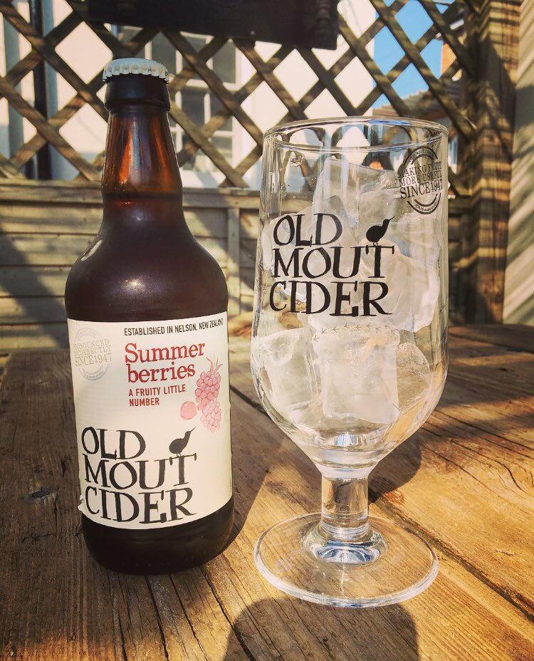 InnWestEnd's tweet photo. What perfect weather for a cold beverage in our beautiful garden☀️    #pub #britishweather #WarmestDayOfTheYear @OldMoutCiderUK https://t.co/iVzxzsUGHX