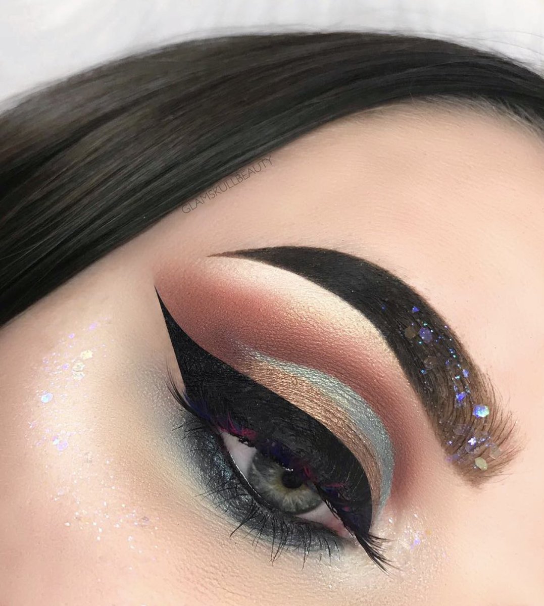tartecosmetics's tweet photo. MORE IS MORE π @glamskullbeauty glows ALL OUT with our be a mermaid & make waves eyeshadow palette, mermaid glitter gel & #tarteist double take eyeliner! #repost #crueltyfree #tartemermaid #makemermaidwaves https://t.co/YTqPNvBJvG