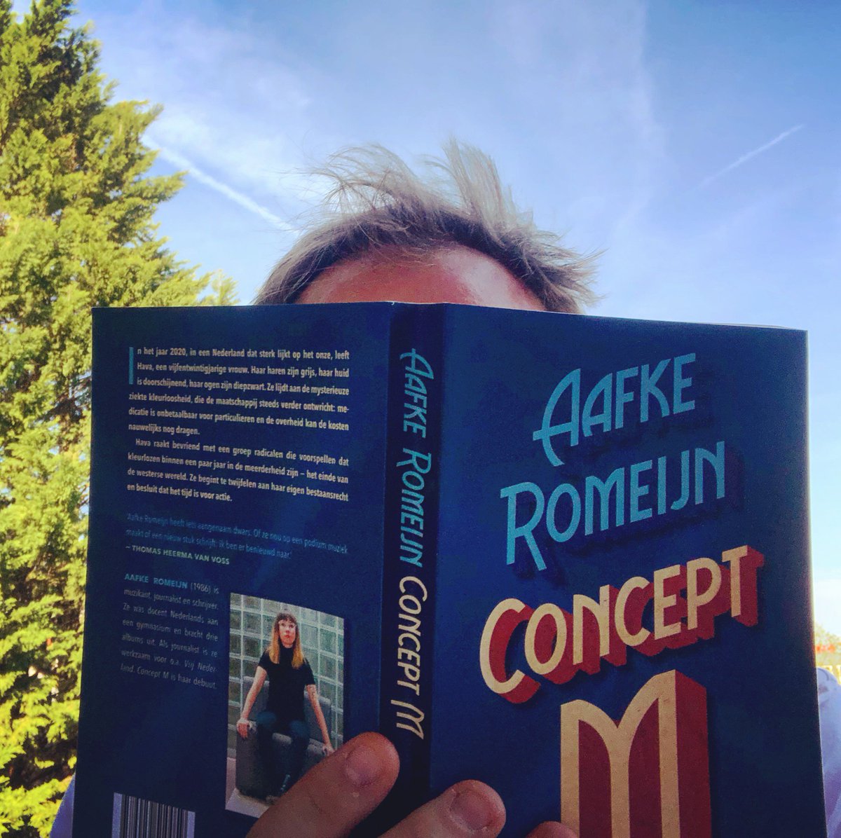 JohndenBraber's tweet photo. Verzonken in het romandebuut van @aafkeromeijn. #smullen #conceptm https://t.co/MJViBeh46p
