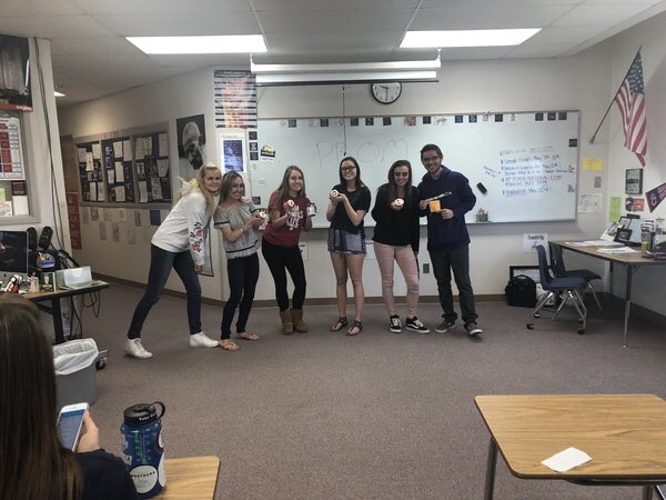 DaftRaven14's tweet photo. I've got myself the SWEETEST prom date around town😊🍰 #ChapPromposal #chapprom2018 (the picture's blurry, I know, I'm sorry!) https://t.co/1GsHAra3fb