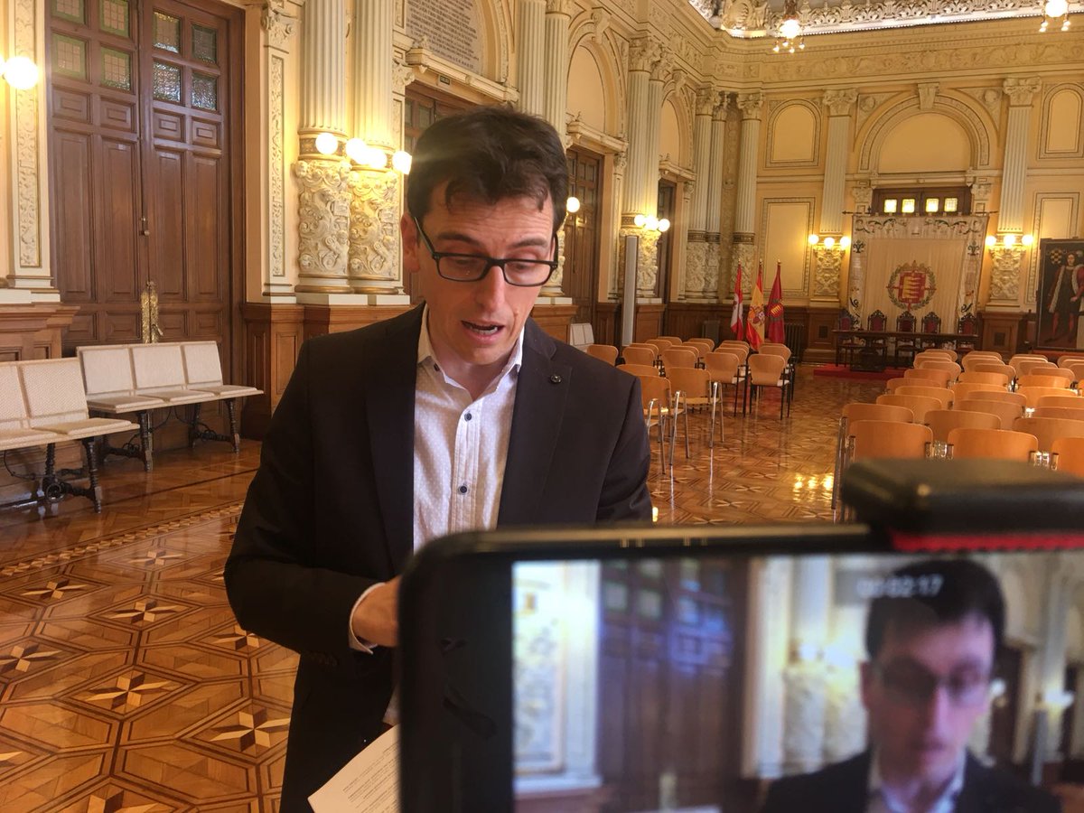 PSOE_AytoVLL's tweet photo. 📽️ 100 preguntas a #LeondelaRiva @herreropedro #SVAV
https://t.co/WijKDWSQpk https://t.co/AtYIEELtqC