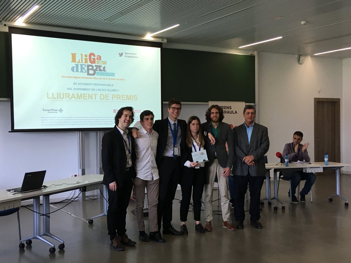 AndreuSenti's tweet photo. Campions de la Lliga de debat @xarxavives 2018 @UV_EG @SediUV !! Debat exemplar a la final! #emoció #lligadedebat https://t.co/Vy9QKz1l9O