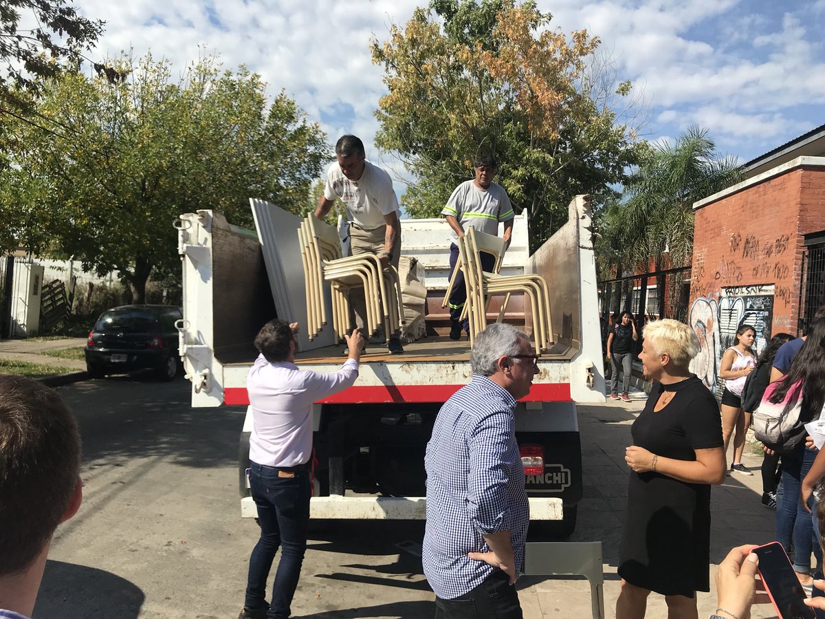 ZamoraJulio's tweet photo. Esta mañana me acerqué a la escuela técnica nro 1 de El Talar y a la primaria nro 35 del barrio El Zorzal para entregar nuevo mobiliario donado por el @MunicipioTigre y charlar con autoridades y alumnos. https://t.co/DzhGNQXP5M