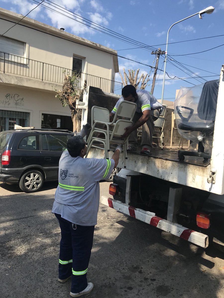 ZamoraJulio's tweet photo. Esta mañana me acerqué a la escuela técnica nro 1 de El Talar y a la primaria nro 35 del barrio El Zorzal para entregar nuevo mobiliario donado por el @MunicipioTigre y charlar con autoridades y alumnos. https://t.co/DzhGNQXP5M