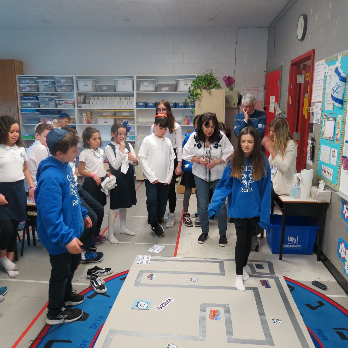 The_OJCS's tweet photo. #Activitystations prepared by Morah Ruthie and our wonderful, hardworking #Shinshinim Noa and Idan. #OJCS, #THEOJCS, #JEWISHEDUCATION, #FUNDAY, #JEWISHHOLIDAY https://t.co/q5UIo5NXDf