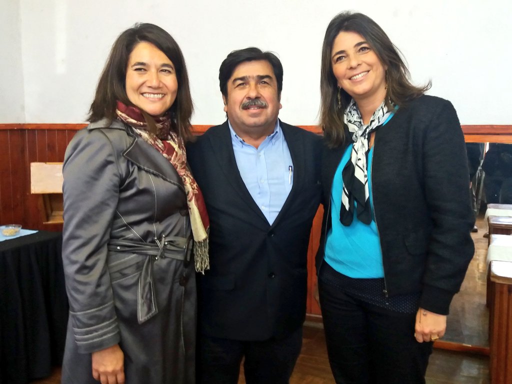ValparaisoBBNN's tweet photo. Hoy 15 familias de #ElTabo cumplieron un sueño al convertirse en dueños de su propiedad. Seremi @rosarioperezi, gobernadora @gaby_alcalde @SanAntonio_Gob y alcalde Emilio Jorquera @Muni_ElTabo entregaron títulos de dominio.
#BuenasNoticiasParaChile #ChilePropietario https://t.co/BdLJOAeXMm