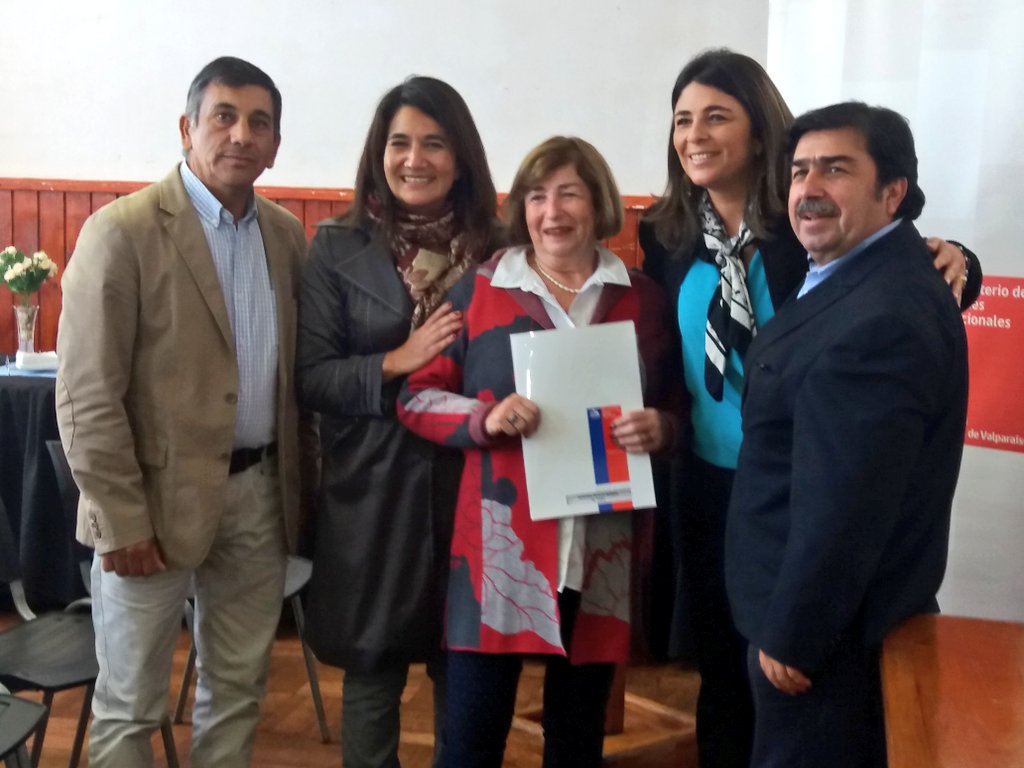 ValparaisoBBNN's tweet photo. Hoy 15 familias de #ElTabo cumplieron un sueño al convertirse en dueños de su propiedad. Seremi @rosarioperezi, gobernadora @gaby_alcalde @SanAntonio_Gob y alcalde Emilio Jorquera @Muni_ElTabo entregaron títulos de dominio.
#BuenasNoticiasParaChile #ChilePropietario https://t.co/BdLJOAeXMm
