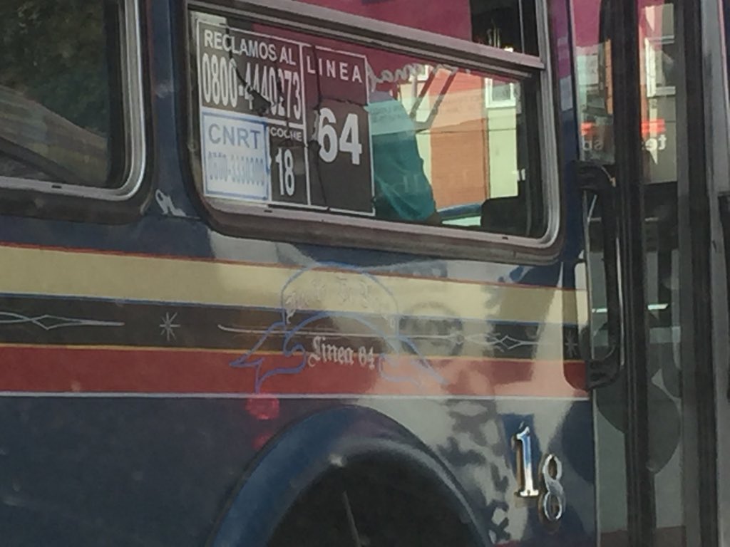 ¿ME AYUDAN? PLAZA ONCE, 11;20 DE LA MAÑANA. ESTE IRRESPONSABLE QUE MANEJA EL COCHE 18 DE LA LÍNEA 64 NOS ACABA DE TIRAR EL BONDI ENCIMA Y ROMPIÓ TODA LA TROMPA. EL DAÑO MATERIAL DA IGUAL, EL TEMA ES QUE CORRÍ EL RIESGO DE PERDER EL TURNO DE RAYOTERAPIA. NO PARÓ. RT POR FAVOR.